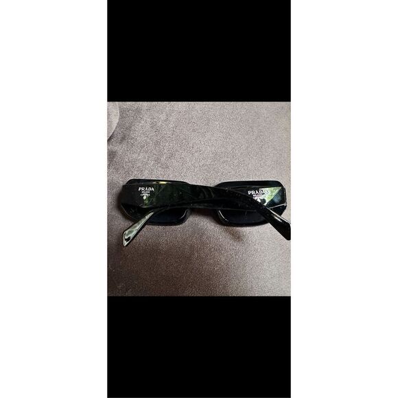 😎🔥PRADA  iconic classic sunglasses, sleek black design , And all one piece mak - Picture 4 of 15